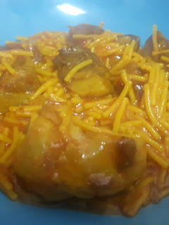 Una foto de Fideos con costilla y alcachofas