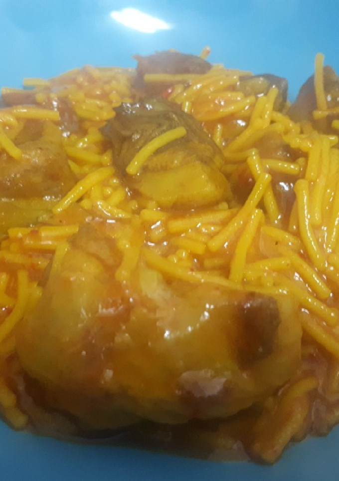 Una foto de Fideos con costilla y alcachofas