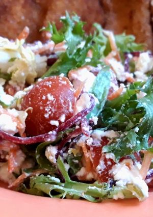 IR-barát juhtúrós tavaszi saláta recept fotója