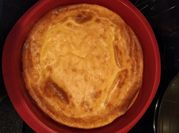 Una foto de tarta de queso al horno con quesitos