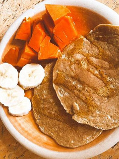 Una foto de Tortitas healthy con papaya y plátano