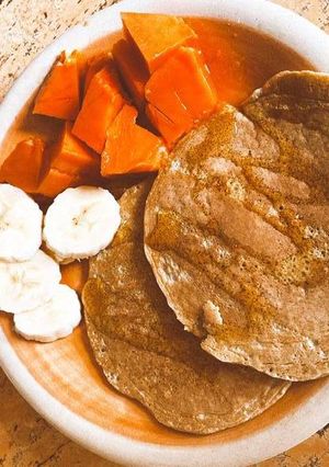 Una foto de Tortitas healthy con papaya y plátano