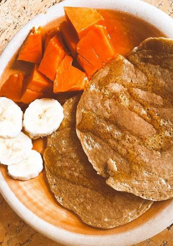 Una foto de Tortitas healthy con papaya y plátano