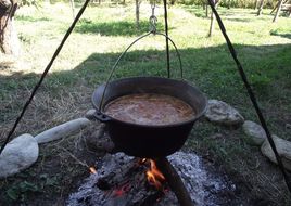 Gulyás la ceaun cu găluște