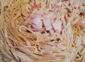 Una foto de Spagetti blanco con jamón