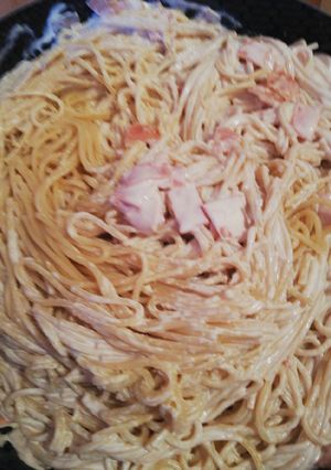 Una foto de Spagetti blanco con jamón