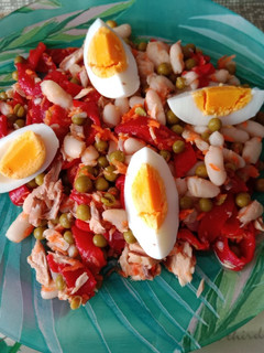 Una foto de Ensalada de alubias y guisantes