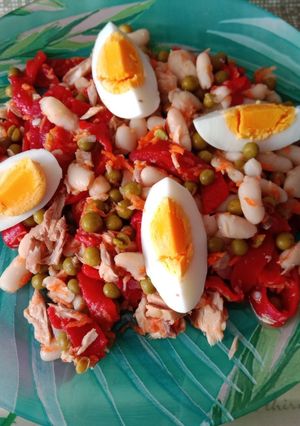 Una foto de Ensalada de alubias y guisantes