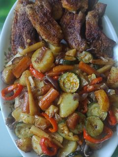 Sült oldalas grillezett új zöldségekkel recept fotója