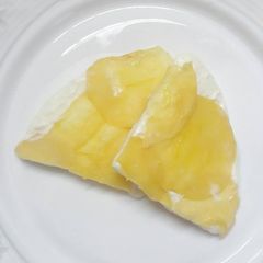 A picture of Caramelized apple and cream pie.