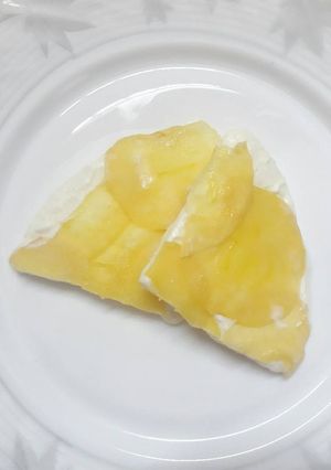 A picture of Caramelized apple and cream pie.