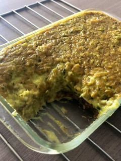 Una foto de Pastel de choclo con albahaca