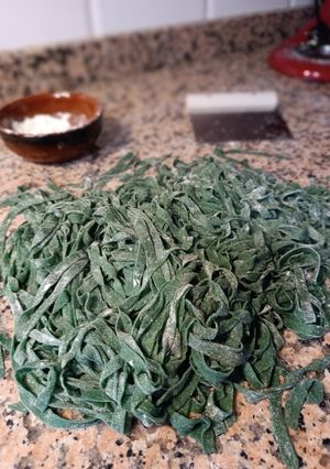 Una foto de Tallarines verdes de espirulina (pasta fresca)