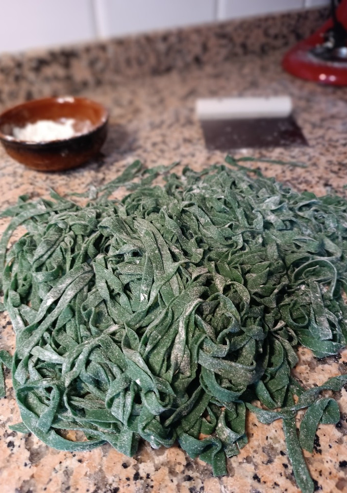 Una foto de Tallarines verdes de espirulina (pasta fresca)
