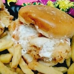 A picture of Crunchy zinger burger.