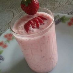 A picture of Strawberry lassi.