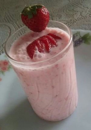 A picture of Strawberry lassi.