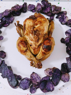 Una foto de Picantón asado a la sidra con patatas chips violetas