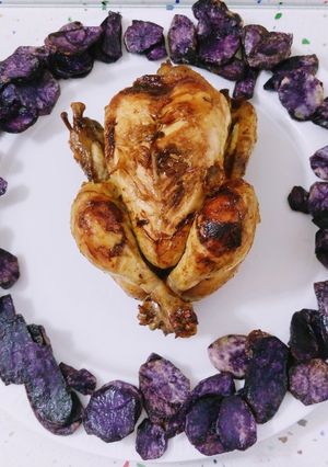 Foto principal de Picantón asado a la sidra con patatas chips violetas