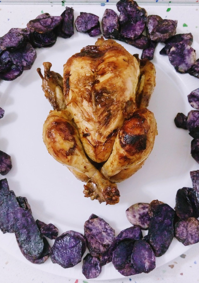 Una foto de Picantón asado a la sidra con patatas chips violetas
