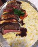 Peceto con ananá, queso y jamón con crema de choclo