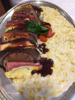 Una foto de Peceto con ananá, queso y jamón con crema de choclo