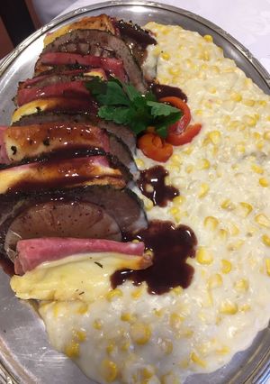 Una foto de Peceto con ananá, queso y jamón con crema de choclo