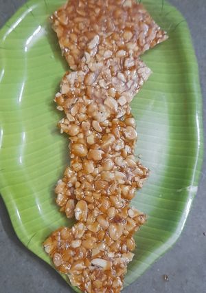શીંગ ચીક્કી (Shing Chikki Recipe In Gujarati) રેસીપી મુખ્ય ફોટો