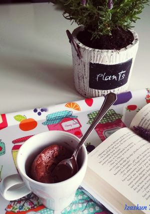 Foto principal de Mug cake de cacao y nueces con corazón de crema de chocolate