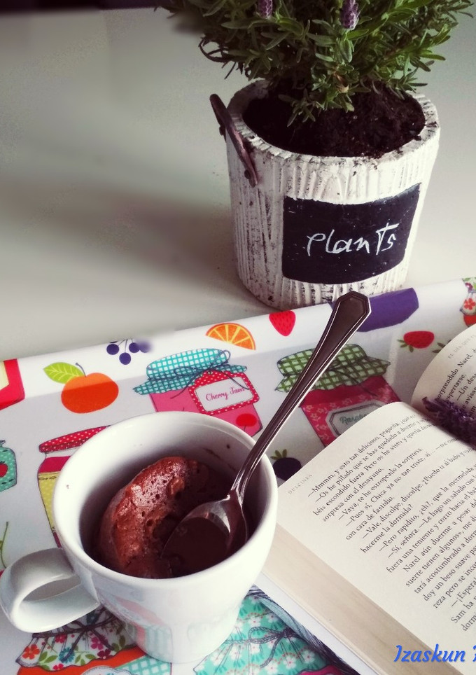 Una foto de Mug cake de cacao y nueces con corazón de crema de chocolate