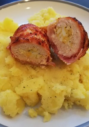 Baconbe tekert, töltött csirkemell, petrezselymes burgonyapürével recept fotója