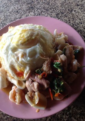รูปของ กระเพรารวมมิตรไข่ดาว