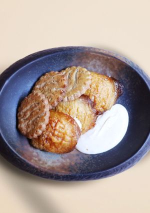 Une photo de Pommes confites à la crème de cannelle et galette de sarrasin by Josselin Marie