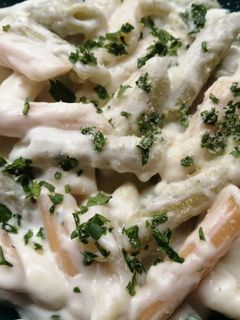 Sajtos-fokhagymás penne tészta recept fotója