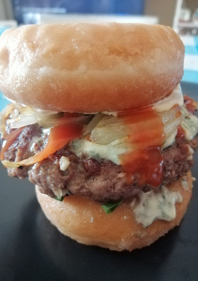 Una foto de Hamburguesa agridulce entre donuts🥯🍔