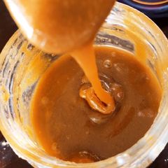 A picture of CARAMEL SAUCE (with milk).