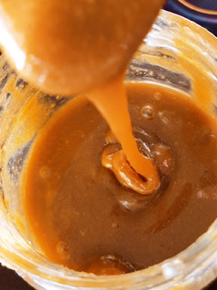 A picture of CARAMEL SAUCE (with milk).
