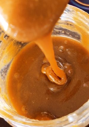 A picture of CARAMEL SAUCE (with milk).