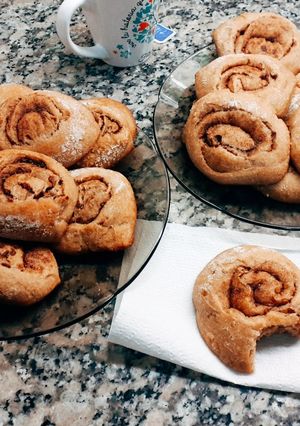 Una foto de Rollitos de canela / cinnamon rolls veganos