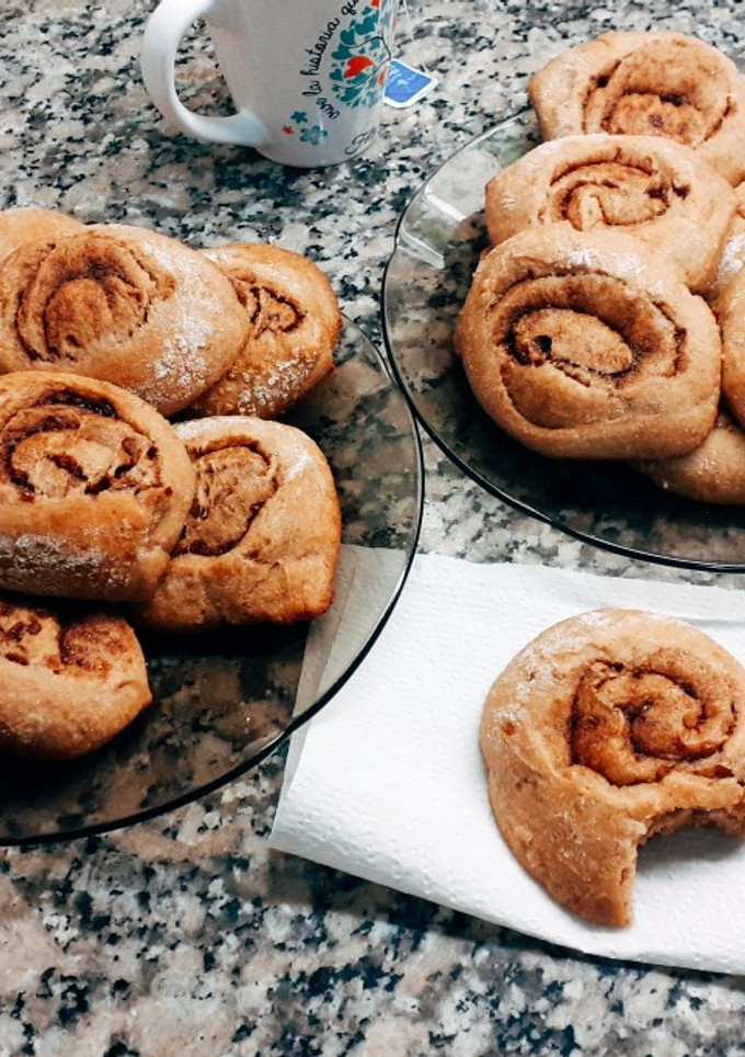 Una foto de Rollitos de canela / cinnamon rolls veganos