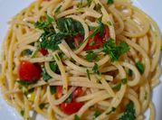 Una foto di aglio olio peperoncino