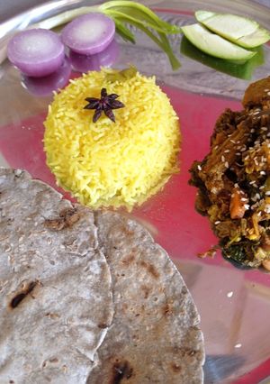 भोगीची भाजी आणि बाजरीची भाकरी (bhogi chi bhaji ani bajrichi bhakhri recipe in marathi) रेसिपी चे मुख्य फोटो 