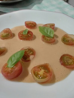 Una foto de Sopa ensalada de tomates cherry