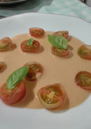 Una foto de Sopa ensalada de tomates cherry