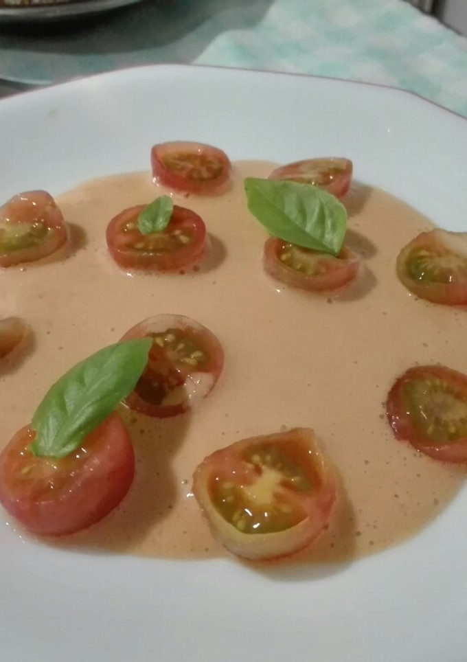 Una foto de Sopa ensalada de tomates cherry