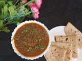 झणझणीत कोल्हापुरी आख्खा मसुर (Kolhapuri Akkha Masoor Recipe In Marathi)