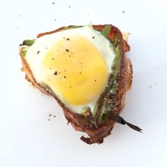 A picture of Asparagus And Egg In Bacon Cup.