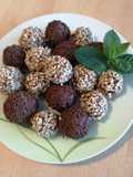 Bola-bola biskuit topping meises & hazelnuts