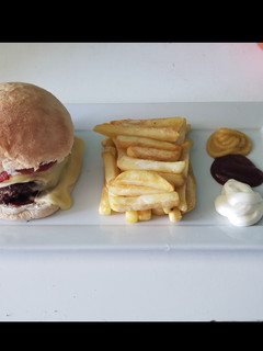Una foto de Hamburguesa platito feliz