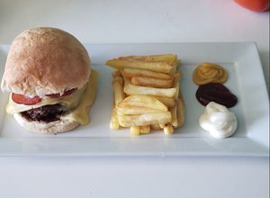 Una foto de Hamburguesa platito feliz
